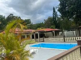 Villa Familiar con Piscina Privada y Rio