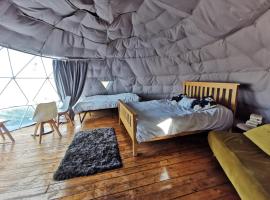Dome with Hot Tub, Heated, Lincoln, Projector, Firepit，位于林肯的酒店