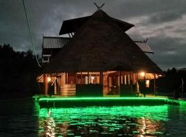 Dore Atri floating bungalow，位于Yennanas Besir的酒店