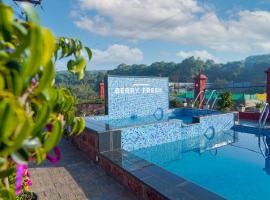 Berry Fresh Stays Mahabaleshwar With Pool，位于马哈巴莱斯赫瓦尔的民宿