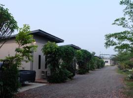 เช็คอินรีสอร์ทชัยนาท Check-in resort，位于Ban Khao Khayai (1)的带停车场的酒店