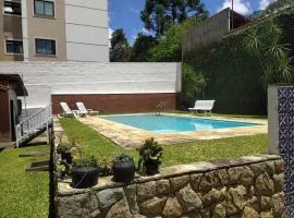 Espaço com piscina em Teresópolis.