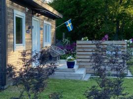 Cozy cottage near the sea, Blekinge skärgård，位于Torsö的酒店
