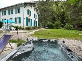 Maison chaleureuse avec cheminée bord de rivière