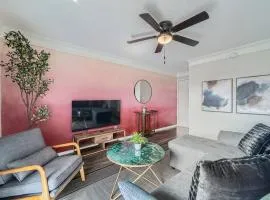 Your Modern 2B Getaway - W/D, Pool, Prkg - 10min to DTWN