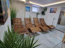 Ferienhaus Guldner mit Terrasse, Garten und Sauna，位于Überherrn的酒店