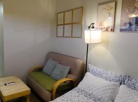 Deluxe Studio near Nuvali, Enchanted Kingdom - Fast WiFi, 55" UHD TV with Netflix & Prime Video, Free Pool Access，位于锡朗的公寓式酒店