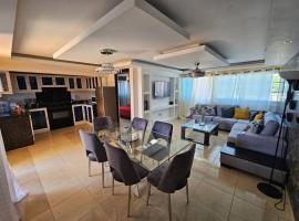 Penthouse con Jacuzzy en Santo Domingo，位于Cancino的带停车场的酒店