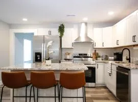 Luxury 4 Large Bedrooms with 5 Beds and 3 Baths, a Quiet Street in Cascade Area