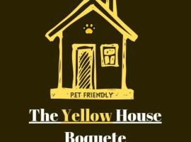 The Yellow House Boquete apartamentos con baño y cocina，位于Alto Boquete的酒店