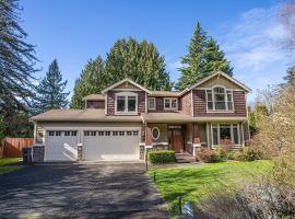 Kirkland's Expansive Custom-Built Family Haven Near Juanita，位于柯克兰的酒店
