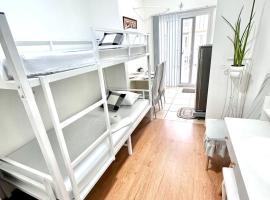 Casa Râgés - Condo Style, Studio Type Room in Lancaster New City Zone 1，位于伊穆斯的旅馆