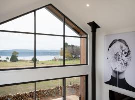 Koze Haus - Blissful Barn by the River，位于Hillwood的酒店