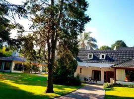 HERMOSA CASA EN BARRIO CERRADO, A 30 KM DE LA CIUDAD DE BUENOS AIRES Y 10 KM. DEL AEROPUERTO INTERNACIONAL DE EZEIZA