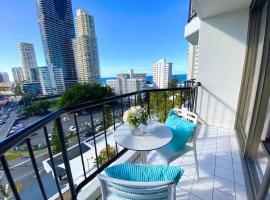 Sea Views, 150 mtrs to Surfers Beach, Ideal Location for Surfers Paradise，位于黄金海岸的Spa酒店