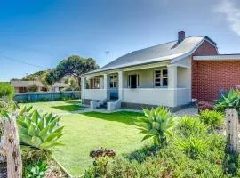 Bungalow on Hutton 18 Hutton St Port Elliot-No Linen Included