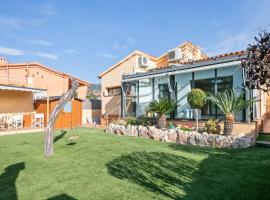 Preciosa casa en el Maresme con jardín，位于卡夫里尔斯的家庭/亲子酒店