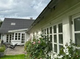 Charmerende lejlighed på landet med privat skov