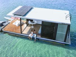 oasis noosa - luxury floating eco villas，位于努萨角的豪华酒店