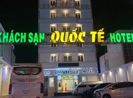 khách sạn Quốc Tế，位于金瓯的带按摩浴缸的酒店