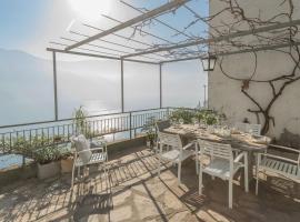 Giuliano's House - Amazing Lake View by Rent All Como，位于拉利奥的度假屋