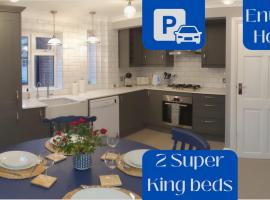 Pinewood Studios, Iver near Heathrow and Windsor XL 75sqm 2 King Bed Flat with 2 Parking Spaces，位于Buckinghamshire的公寓