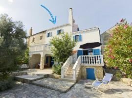 Ferienhaus zur Erholung am Meer Insel Cres, Losinj, Istrien + 2000qm Garten & Meerblick!，位于内里吉恩的酒店