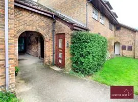 Wokingham - 2 Bedroom Maisonette - With Parking