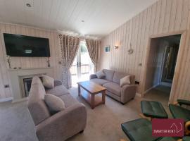 Milford on Sea - 4 Bedroom Lodge in Shorefield Country Park，位于米尔福德昂西的酒店