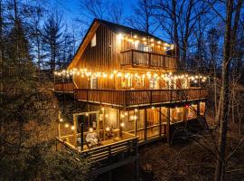 The Family Stone Luxe Cabin Sleeps 12 Hot tub Dogfriendly Dollywood，位于鸽子谷的木屋