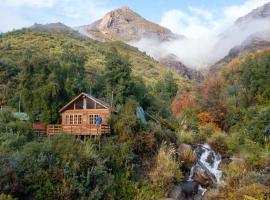 Cabañas en Parque Guaiquivilo con tinajas calientes，位于科尔文的木屋