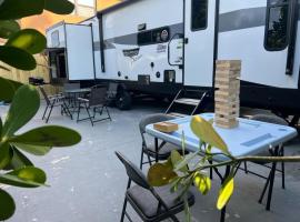 Free BBQ in RV With Private entrance，位于霍姆斯泰德的露营地