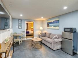 North Conway Condo with Pool Access 2 Mi to Skiing，位于北康威的酒店