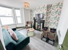 Lovely 2 bedroom flat in Shepherd's Bush with indoor fire place，位于伦敦的公寓