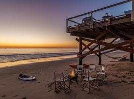 Malibu Beach Home Private Sandy Beach and Surf，位于马里布的酒店