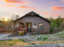 Bear Cove by AvantStay Hot Tub Pool Table