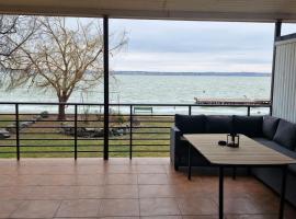 RoApart Riva Lake Studiouri si Apartamente 2-3 camere cu vedere lac -parcare privata，位于马马亚的酒店