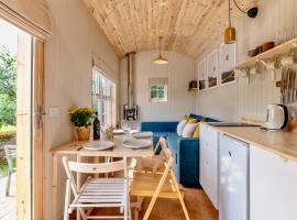 Enchanting Tiny House with wood burner and hot tub in Cairngorms，位于巴拉特的度假屋