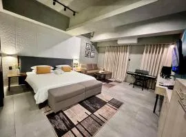Cozy Spacious Hotel Type Condo with PS5 Smart TV and WiFi