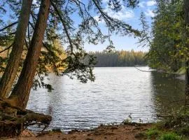 House near Lake w Beautiful Acres to Explore