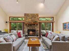 Pocono Chalet / 4 BDRMS / Fireplace，位于Pocono Pines的酒店