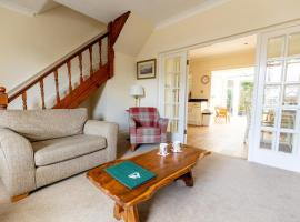 FIR TREE COTTAGE - Cosy 3 Bed Cottage in Penrhyn Bay with Beautiful Sea Views and Access to Snowdonia，位于Llandrillo-yn-Rhôs的酒店