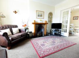 WILLOW COTTAGE - Cost 3 Bed Cottage in Penrhyn Bay with Sea Views with Access to Snowdonia，位于Llandrillo-yn-Rhôs的度假短租房