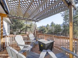 Mtn Views and Playground Family-Friendly Pine Cabin，位于Pine的酒店