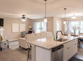 Brand New! Amazing View!，位于Loves Park的酒店