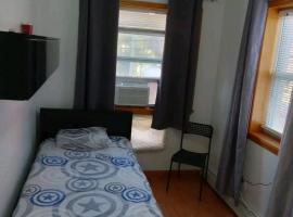 comfortable and simple room for one person near Manhattan on train，位于Woodside的酒店