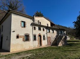 Agriturismo Castelvecchio, Casa Vacanza con piscina a Fabriano，位于法布里亚诺的酒店