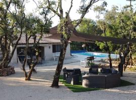 Villa avec piscine sur terrain clôt，位于Méjannes-le-Clap的酒店