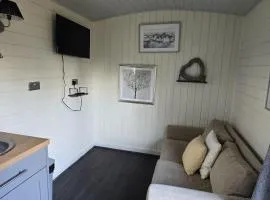 Glamping Hut - Sleeps 2 hot tub & parking
