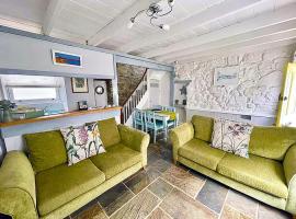 A Cosy Period Family Cottage in St Ives Town, sleeps 4, pet friendly，位于圣艾夫斯的酒店